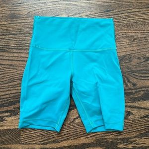 Lululemon women’s 8” wonder train bike short. Size 6. Teal. EUC.